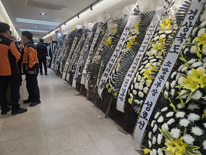 17일 경기도 부천시 순천향대 부천병원 장례식장에서 경기도 부천 공장 화재로 순직한 고 김진석 소방위의 빈소에 화환들이 놓여있다. 정용일 선임기자 yongil@hani.co.kr