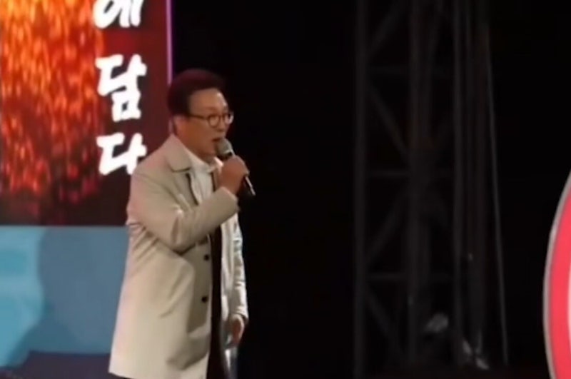 “대표님 모십니다”…<b>공연</b> 중 무대 오른 <b>김민석</b>, 결국 사과