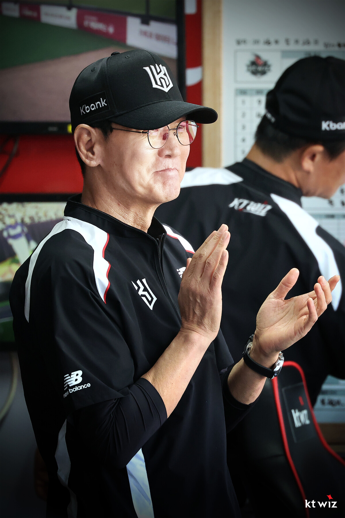 <b>이강철 감독</b>, <b>KT</b>와 3년 34억에 <b>재계약</b>…‘KBO 역대 최고액’