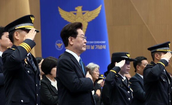 [속보] ‘<b>경찰의 날</b>’ 이 대통령 “국민 불안 커진 현실 무겁게 받아들...