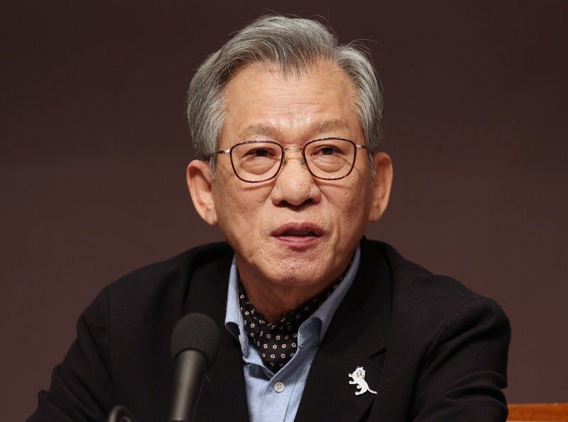 <b>유홍준</b> 결국 불명예 퇴진…5만원 친일파 글씨 ‘<b>셀프 전시</b>’ 물의