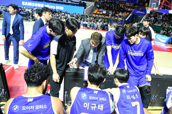 “진짜 달라졌다” 서울 <b>삼성</b>, KCC 꺾고 23시즌 만에 ‘<b>개막 6연승</b>’ 질...