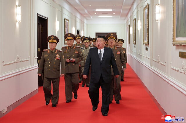 <b>김정은</b>, <b>단둥</b>서 중국 권력서열 4위 만나…“신압록강대교까지 배웅 받아...