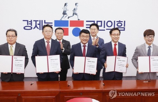 국민의힘, <b>개그맨</b> 출신 <b>김영민</b> 씨 등 입당 환영식…"천군만마 얻어"