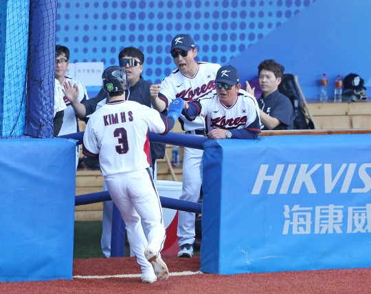 [속보] <b>한국</b> <b>야구</b>, <b>일본</b> 2-0 제압...항저우 AG 결승행 보인다