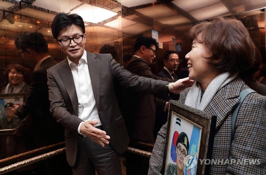 끝내 눈물 훔친 <b>한동훈</b>...“<b>아들</b>과 <b>장관</b>님 눈 닮았다”는 순직 군인 엄마 말에...