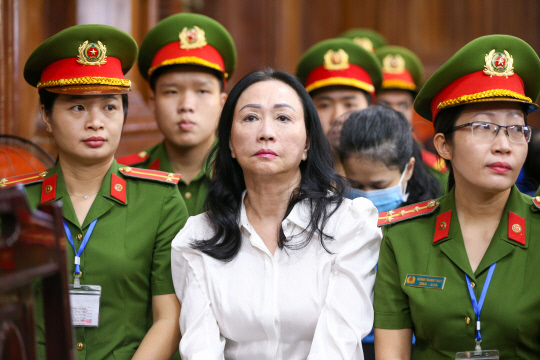 베트남 호치민시에서 11일(현지 시간) 열린 재판에서 사형이 선고된 쯔엉 미 란(가운데) 회장.  EPA연합     