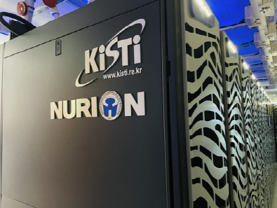 韓国が保有するスーパーコンピュータの総性能が昨年１１月より下落するなど、継続的に遅れている。写真は韓国科学技術情報研究院(KISTI)に構築されたスーパーコンピュータ5号機「ヌリオン」の姿。 KISTI提供    