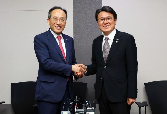 <b>황운하</b>, <b>추경호</b> 만나 "尹대통령-조국 회동 주선해달라"
