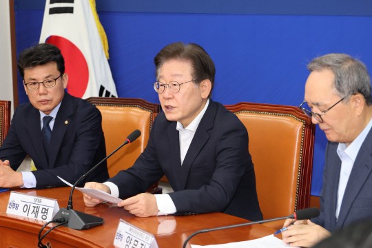 <b>이재명</b> "<b>정부</b>·<b>여당</b>, 국민들 죽든 말든 권력놀음…권력줬더니 보복이나 해"