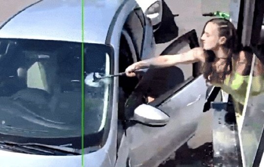 <b>커피</b> 끼얹자 <b>망치</b> 꺼내 차 유리 `퍽`…진상손님 응징한 女사장