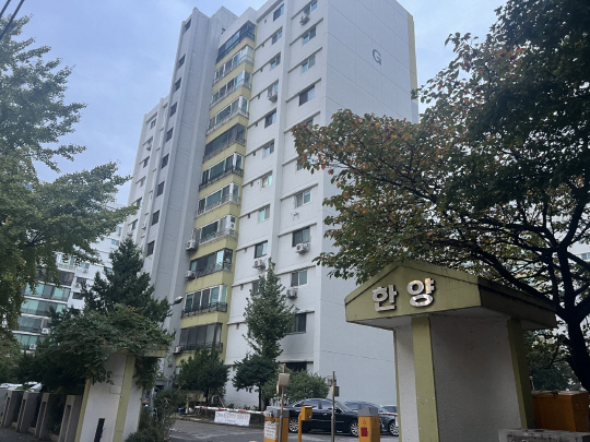 최고 54층 재건축을 추진 중인 여의도 한양 아파트 전경. 이 단지 공사비는 3.3㎡당 1000만원 수준일 것으로 전망됐으나, 실제 시공사가 입찰한 금액은 3.3㎡당 820만원 수준이었다. 공사비가 낮아지면 소유주가