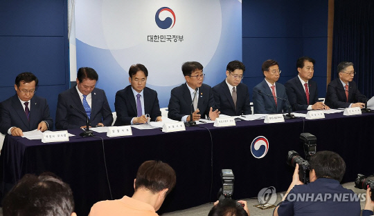 박상우 국토교통부 장관(왼쪽 네 번째)이 22일 서울 종로구 정부서울청사 브리핑실에서 1기 신도시 선도지구 선정계획 발표 브리핑을 하고 있다. &lt;국토교통부 제공&gt;    