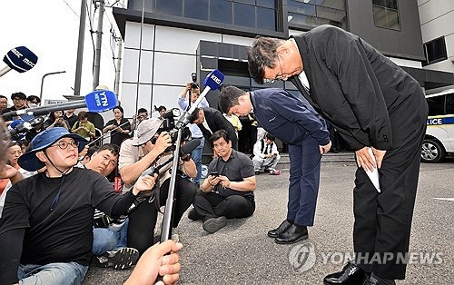 `화성 화재` 아리셀 <b>대표</b>, <b>대국민</b> 사과 "유족에 죄송…깊은 애도와 사죄"