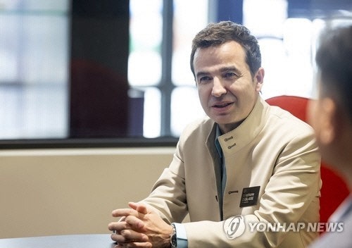 `남혐 손가락` 르노코리아 사장까지 나섰다…"해당직원 인사위 열 것"
