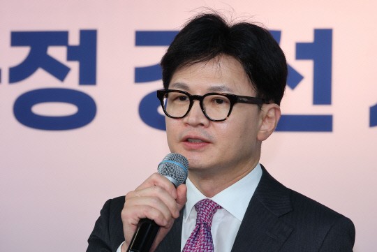 <b>한동훈</b> "<b>김여사 문자</b>, `사과하겠다`가 아니라 `하기 어렵다`였다"