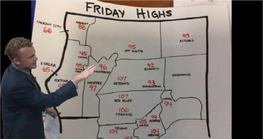 A weathercaster from CNN affiliate KRCR drawing a map by hand to deliver the weather news during the global IT breakdown. Captured from Preston Donion Caster X account.
