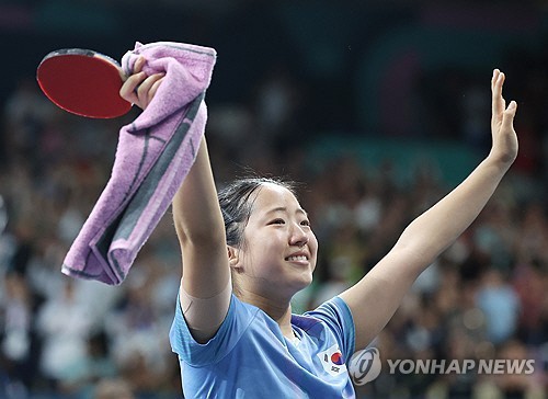 `삐약이` <b>신유빈</b>, <b>동메달 결정전</b>으로…단식 4강서 中에 석패