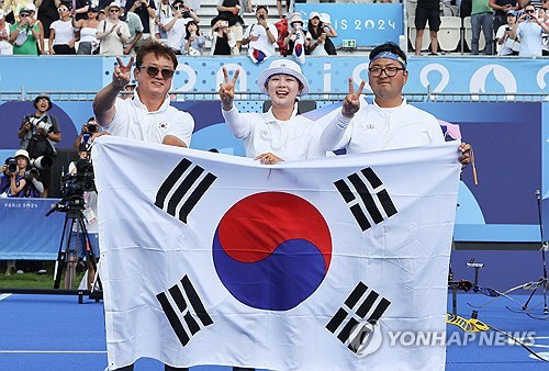 [올림픽] <b>김우진</b>·임시현, 양궁 혼성전 금메달