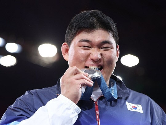 "한국 <b>선수</b> 추했다" 일본 <b>선수</b> 이긴게 못 마땅했나…트집잡는 일본 언론 `황당...