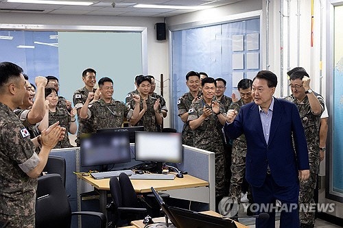 "군과 함께 보내는 게 진짜 <b>휴가</b>"…尹, <b>계룡대</b>서 <b>휴가</b> 마무리