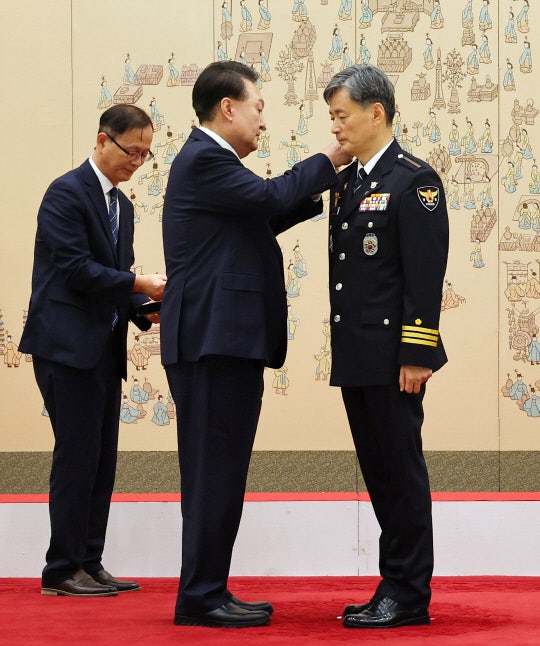 尹 <b>조지호 신임 경찰청장</b>에 임명장