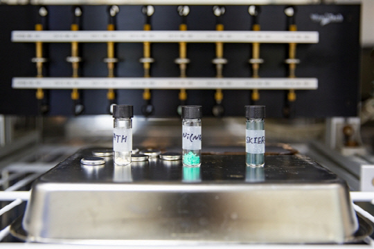 Korea Institute of Energy Research has developed 'Conductive Metal-Organic Structure (KIER-5)' with 5 times higher discharge capacity than graphite anode in subzero environments. The photo shows 'SKIER-5(from left to right, titantrin, nickel, SKIER-5)'. Provided by Egeon