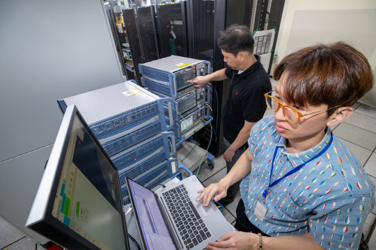 A KT researcher is verifying the connection between the Mugunghwa satellite and 5G network at the KT Research and Development Center. Provided by KT