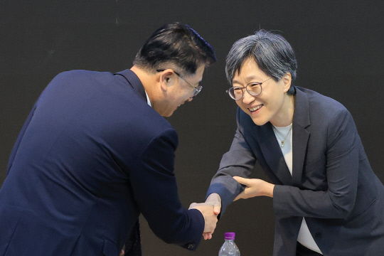 장상윤 대통령실 사회수석비서관과 강희경 서울의대·병원 교수 비대위원장이 10일 오후 서울 종로구 서울대 의대 융합관 박희택홀에서 열린 '의료개혁, 어디로 가는가' 토론회를 마친 뒤 악수하고 있다.&lt;연합뉴스