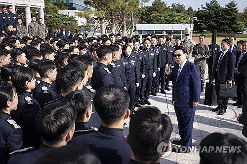 尹 "여러분 보니 너무 든든"…<b>대통령</b>실 견학 공사 <b>생도들</b> `깜짝 격려`