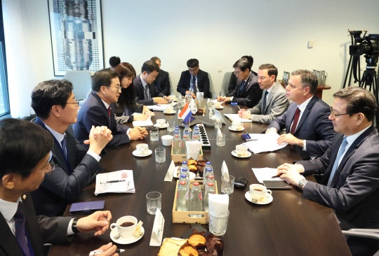 <b>김동연</b>,네덜란드서 <b>반도체</b>외교 드라이브
