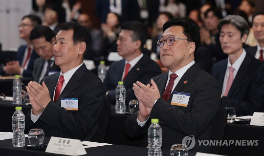 정은보(왼쪽) 한국거래소 이사장과 김병환 금융위원장이 4일 '코리아 캐피털 마켓 콘퍼런스 2024'에 참석했다. [연합뉴스 제공]    