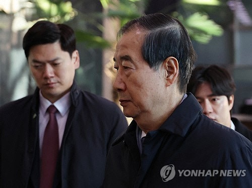 [속보] <b>민주</b> "한<b>총리</b>, 내란죄로 공수처에 고발…<b>총리</b> 탄핵 여부 검토"