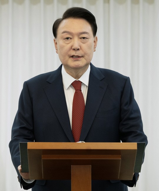 尹 <b>지지율</b> 탄핵안 가결 이후 30%대…보수층 결집 양상