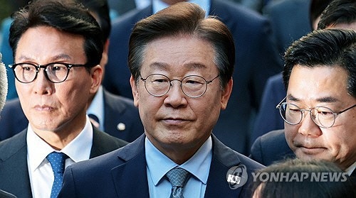 [속보] 새해 첫 `<b>대장동 재판</b>` 출석한 <b>이재명</b> `침묵`…`선거법 위반` 변...