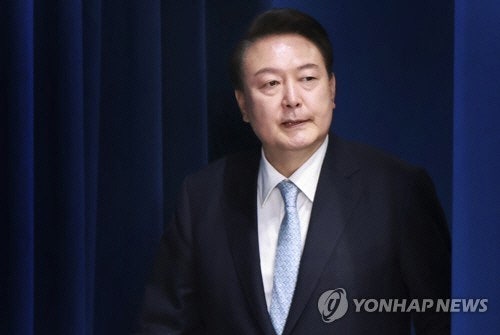 법원, 尹 구속기간 연장 불허…