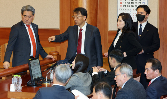 지난 2월18일 서울 종로구 헌법재판소에서 열린 윤석열 대통령 탄핵심판 9차 변론에서 윤 대통령측 변호인들이 이야기를 나누고 있다.&lt;사진공동취재단&middot;연합뉴스&gt;