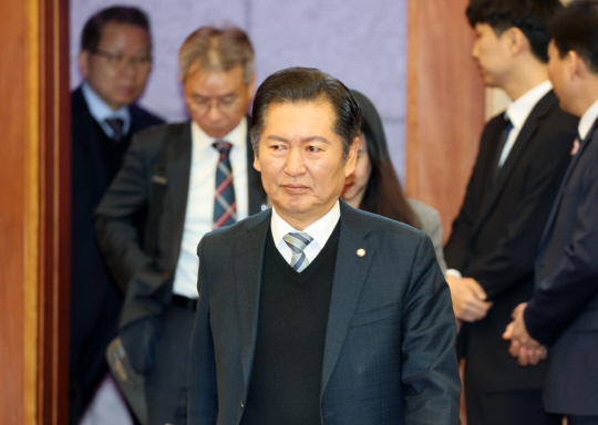 지난 2월18일 서울 종로구 헌법재판소에서 열린 윤석열 대통령 탄핵심판 9차 변론에 정청래 국회 탄핵소추위원(법제사법위원장 당연직)이 입장하고 있다.&lt;사진공동취재단&middot;연합뉴스&gt;