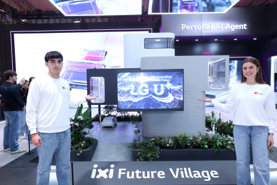 LG Uplus推出了“Iximus Village,描繪了2050年的未來生活,這與MWC25網站上基於“Terrenloin Intelligence”的“IXI”不同。照片顯示了LG Uplus模型
