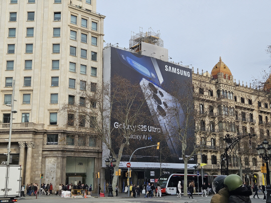 三星電子AI電話廣告懸掛在西班牙巴塞羅那格拉西亞廣場（MWC 2025）。記者Kim Na -in