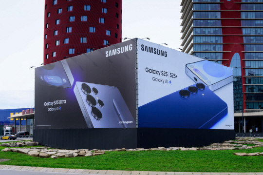 三星電子外部廣告在巴塞羅那的MWC25展覽館附近懸掛。提供三星電子