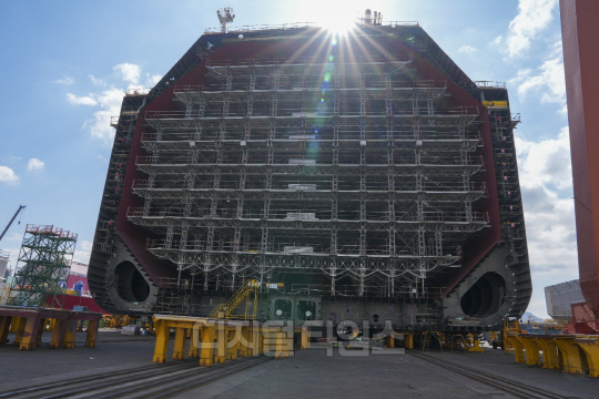 液化天然氣載體正在HD現代Samho建造，作為一種陸地干燥方法。記者楊·霍（Yang Ho -Yeon）
