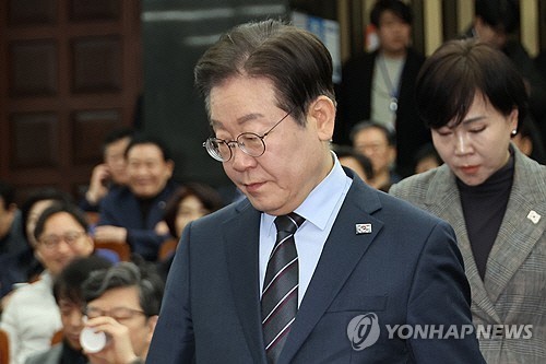 [속보] <b>이재명</b> "<b>검찰</b>, 尹석방 의도적 <b>기획</b> 의심…`산수 못했다` 누가 믿...