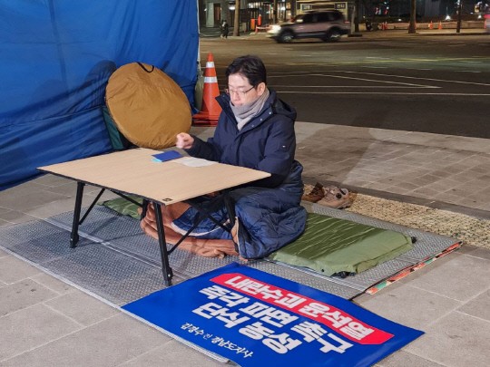 <b>김경수</b>, 尹 탄핵 촉구 <b>단식농성</b> 돌입…"독재와 싸우던 마음으로"
