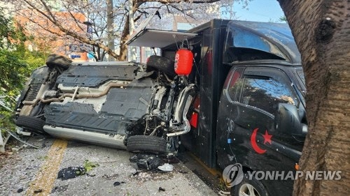 70대 女운전자 몬 <b>벤츠</b>, 트럭 등 들이받아 4명 사상…"차량제어 안돼"