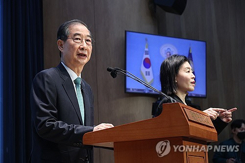 한덕수 전 국무총리가 2일 서울 여의도 국회 소통관에서 대통령 선거 출마를 선언하고 있다.  [연합뉴스]
