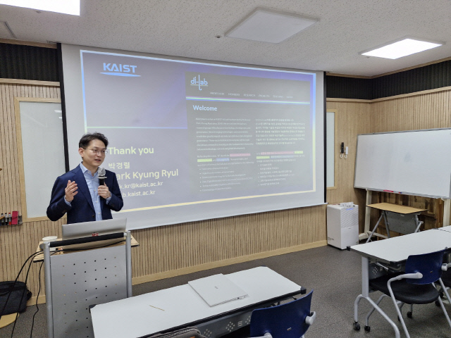 지난 2일 안민정책포럼 세미나에서 '국가과학기술 종합전략과 글로벌 발전'이란 주제로 발표를 하고 있는 KAIST 박경렬 교수.안민정책포럼 제공 