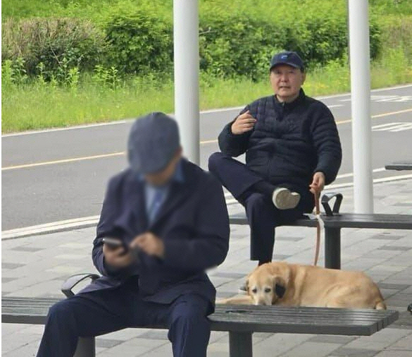 5일 서울 동작대교 부근 한강공원에서 목격된 윤석열 전 대통령.온라인 커뮤니티 갈무리 