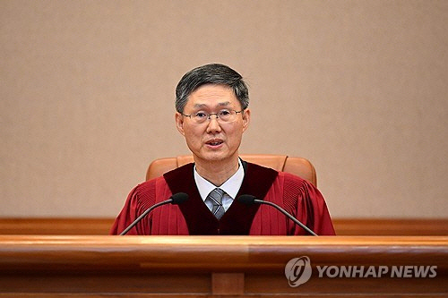  문형배 헌법재판소장 권한대행이 4일 서울 종로구 헌법재판소 대심판정에서 열린 윤석열 대통령 탄핵심판 선고에 입장해 있다.2025.4.4 [사진공동취재단 