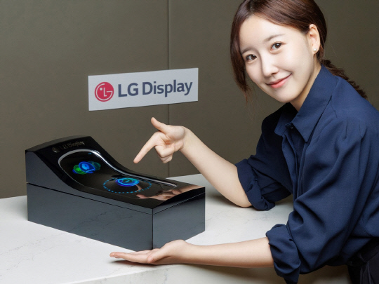 LG디스플레이 직원이 차량용 스트레처블 디스플레이를 소개하고 있다.LGD 제공 